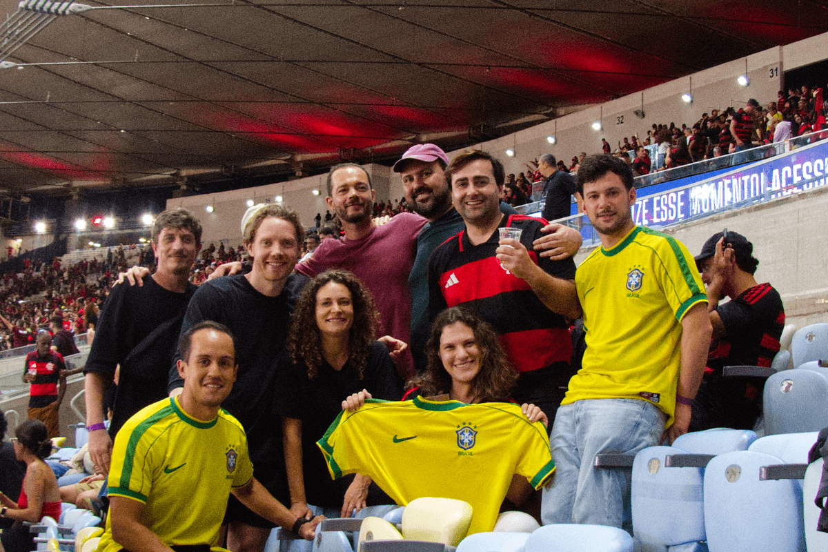 Grupo de torcedores da Event Mundi posando para foto na arquibancada do Maracanã em jogo do Flamengo