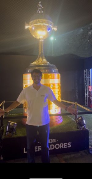 Enzo Marino ao lado da taça da Copa Libertadores da CONMEBOL em evento oficial da decisão