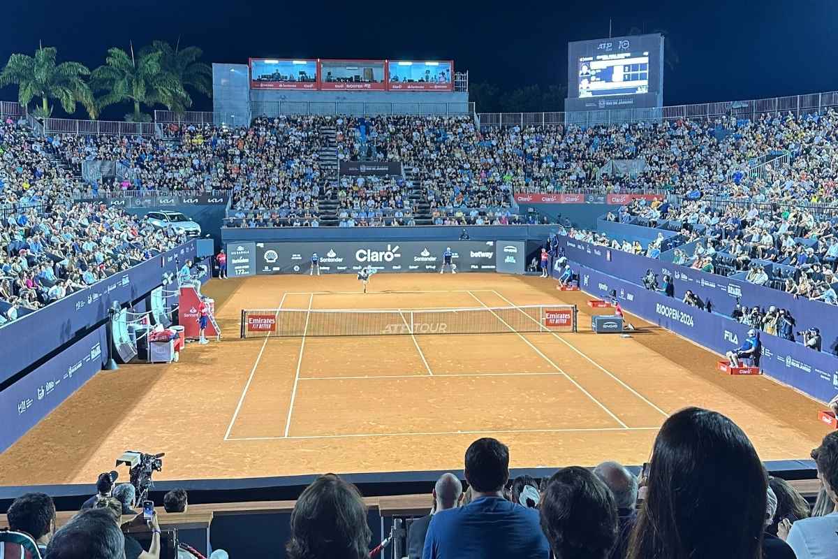Partida de tênis no Rio Open, quadra central de saibro com arquibancadas lotadas no Jockey Club Brasileiro