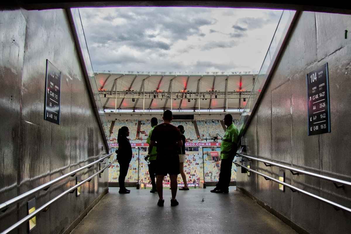 Túnel de acesso às arquibancadas do Maracanã com vista para o interior do estádio ao fundo