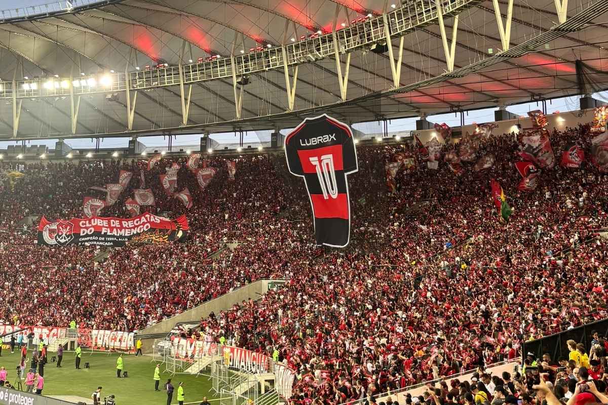 Torcida do Flamengo lotando a arquibancada do Maracanã com bandeirão em formato de camisa 10