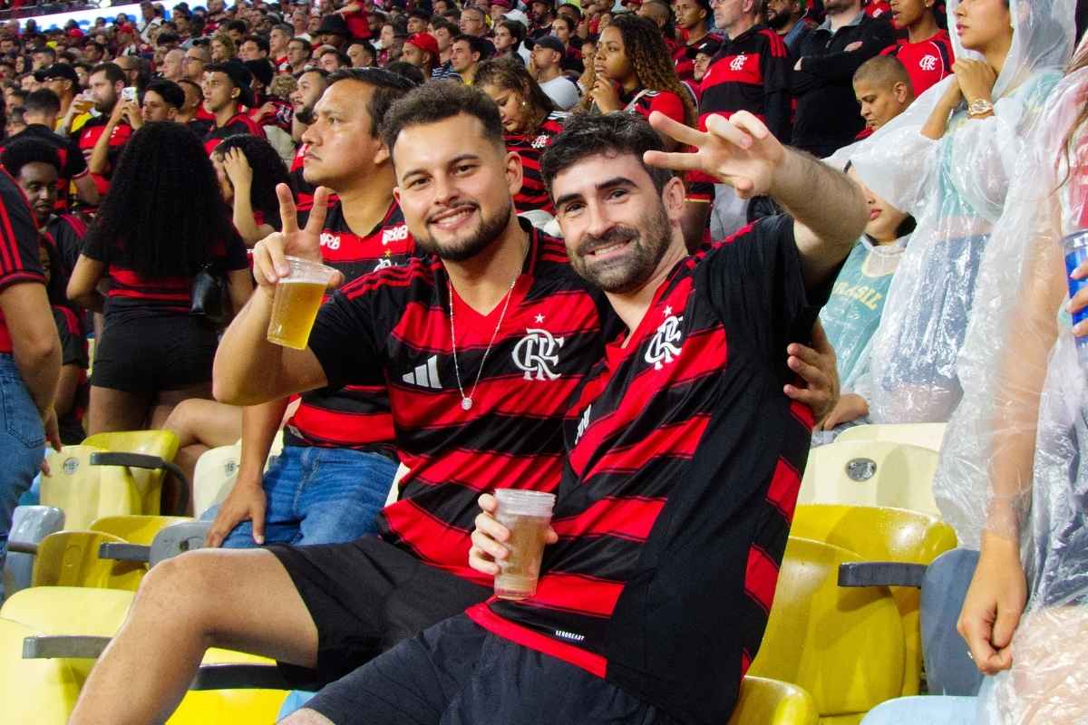 Torcida do Flamengo no Maracanã em dia de jogo