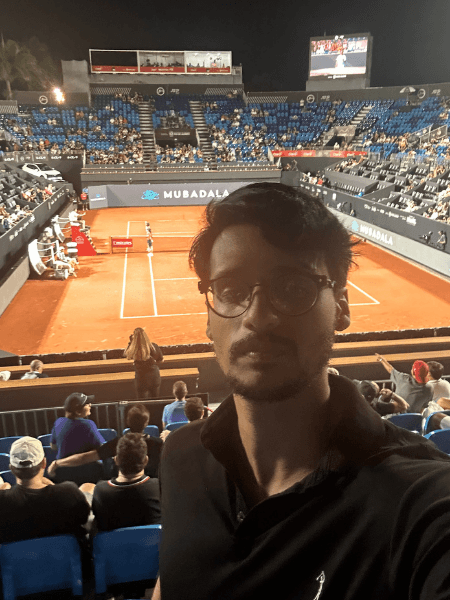 Torcedor na arquibancada da quadra central de saibro do Rio Open durante jogo noturno no Jockey Club Brasileiro, Rio de Janeiro