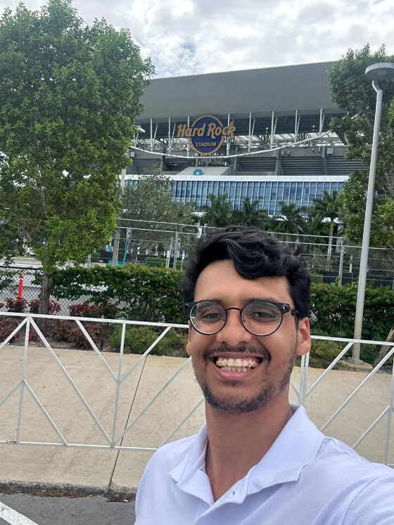 Enzo Marino em frente ao Hard Rock Stadium, em Miami, antes de uma operação internacional da Event Mundi