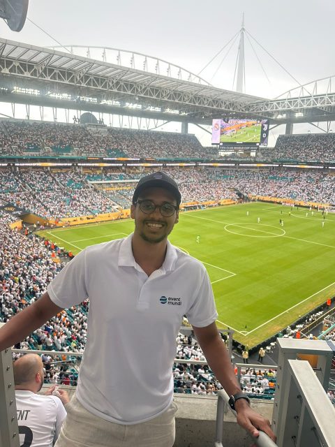 Enzo Marino na arquibancada de um estádio internacional durante partida do Mundial de Clubes