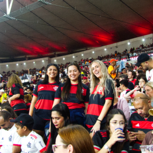 Torcedoras na arquibancada do jogo do Flamengo no Maracanã