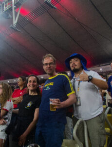 Três torcedores na arquibancada no jogo do Flamengo no Maracanã