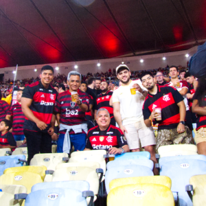 Torcedores na arquibancada no jogo do Flamengo no Maracanã
