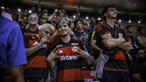 Torcedores na arquibancada do jogo do Flamengo no Maracanã