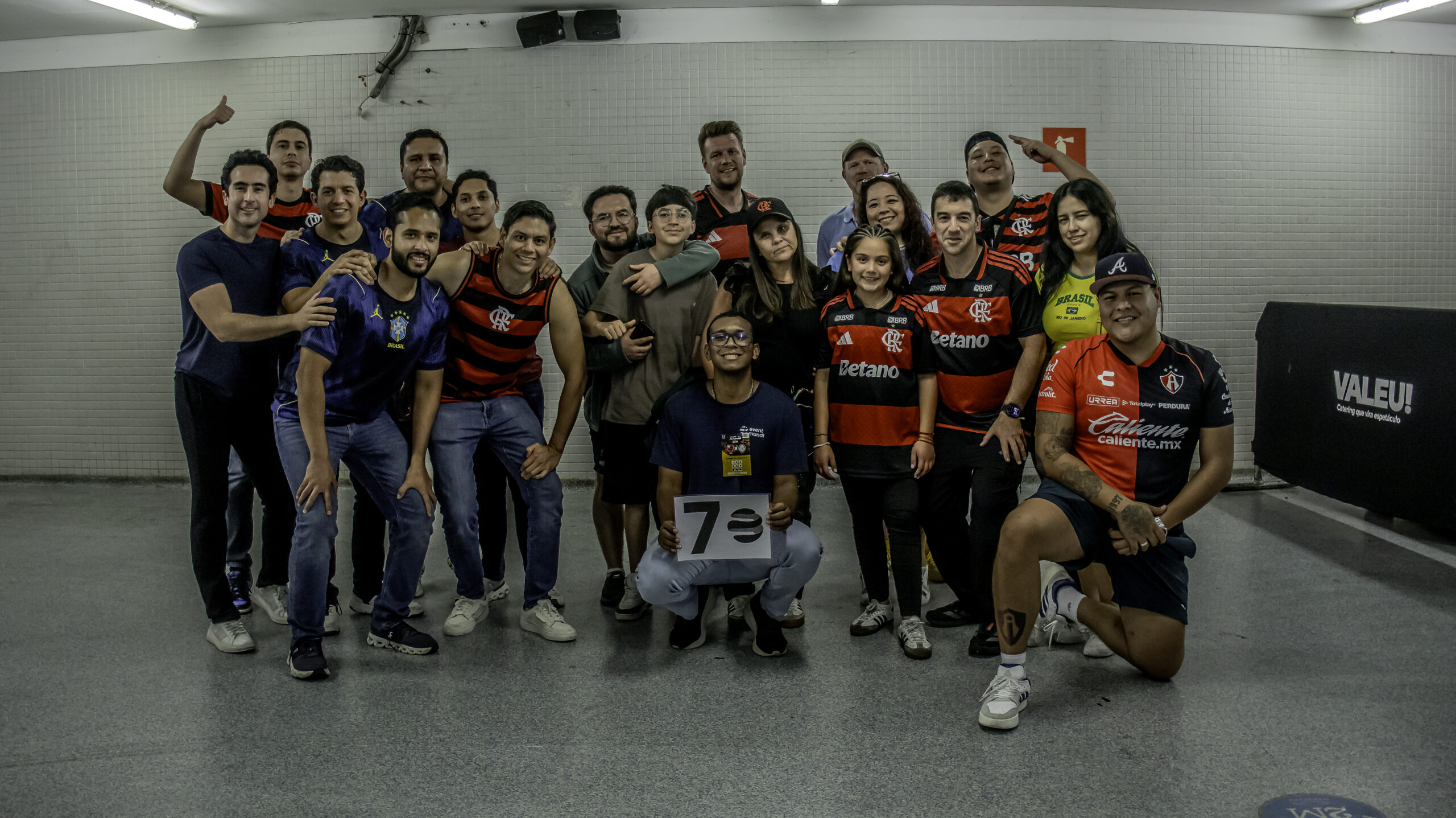 Experiência: Flamengo x Athletico-PR no Maracanã com guia local + transfer