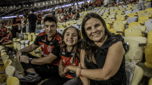 Três torcedores do Flamengo na arquibancada no Maracanã